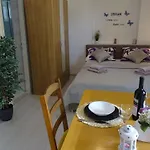 Sime アパート Dinjiška